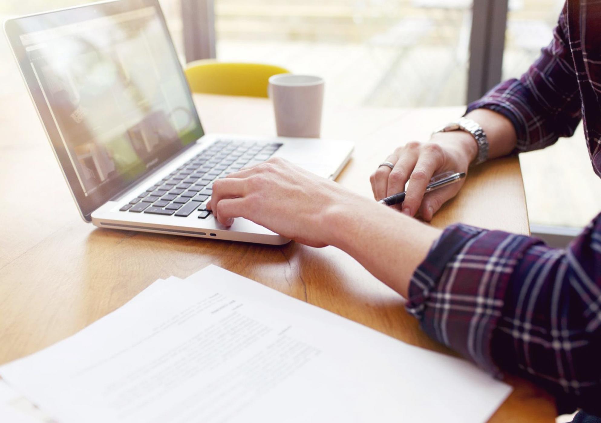 Detailansicht eines Color Grading Setups mit Kontrollpanel und Farbrad