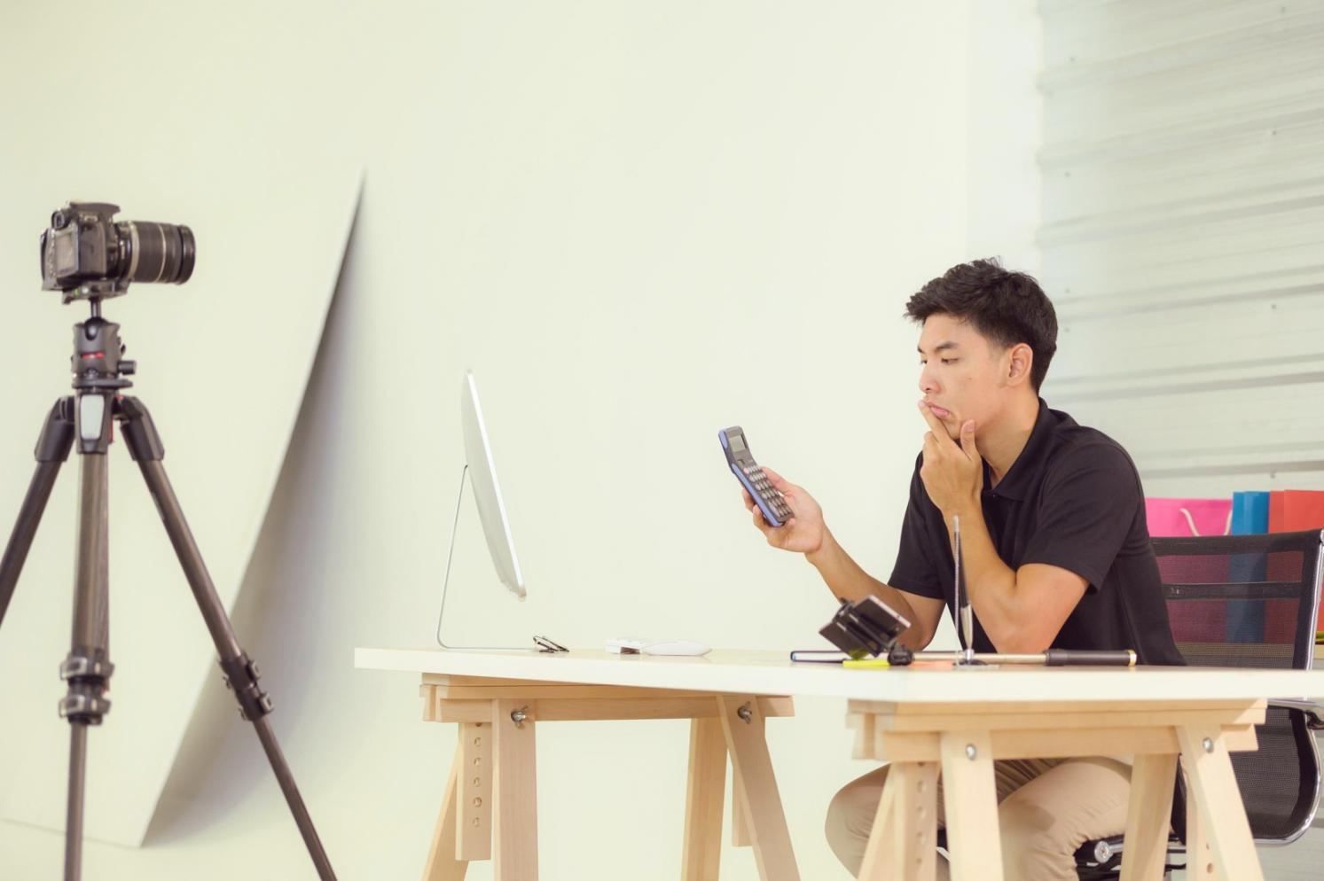 Professionelles Color Grading Studio mit modernem Equipment und kreativer Arbeitsatmosphäre