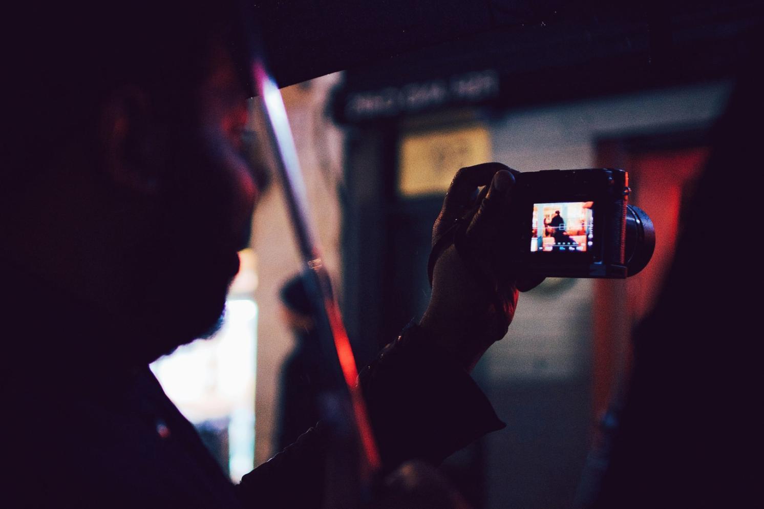 Teilnehmer bei der Arbeit an Color Grading Projekten mit professioneller Software