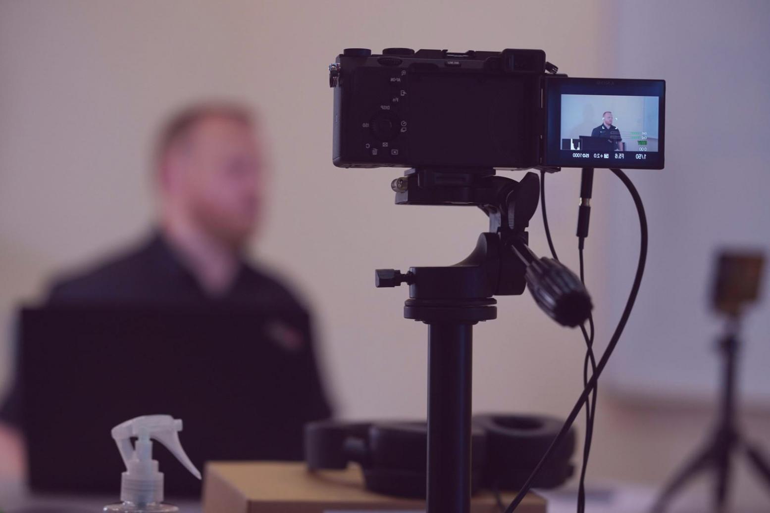 Professionelle Color Grading Arbeitsstation mit mehreren Monitoren und Farbkorrektur-Software in modernem Studio-Umfeld