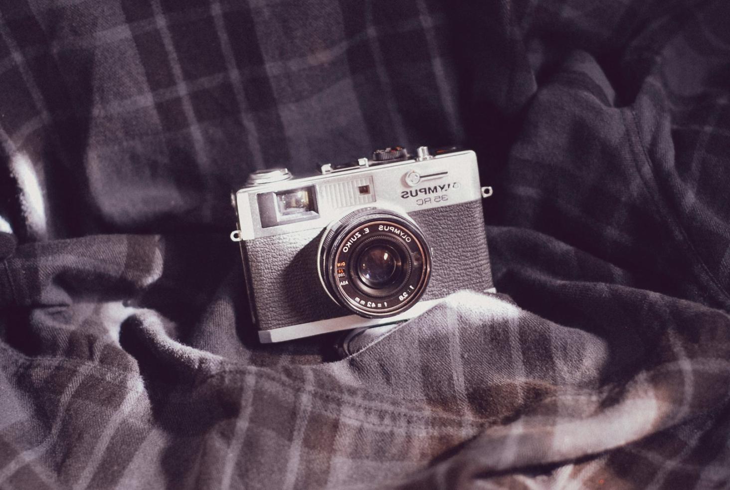 Nahaufnahme eines professionellen Color Grading Kontrollpanels mit farbigen Bedienelementen